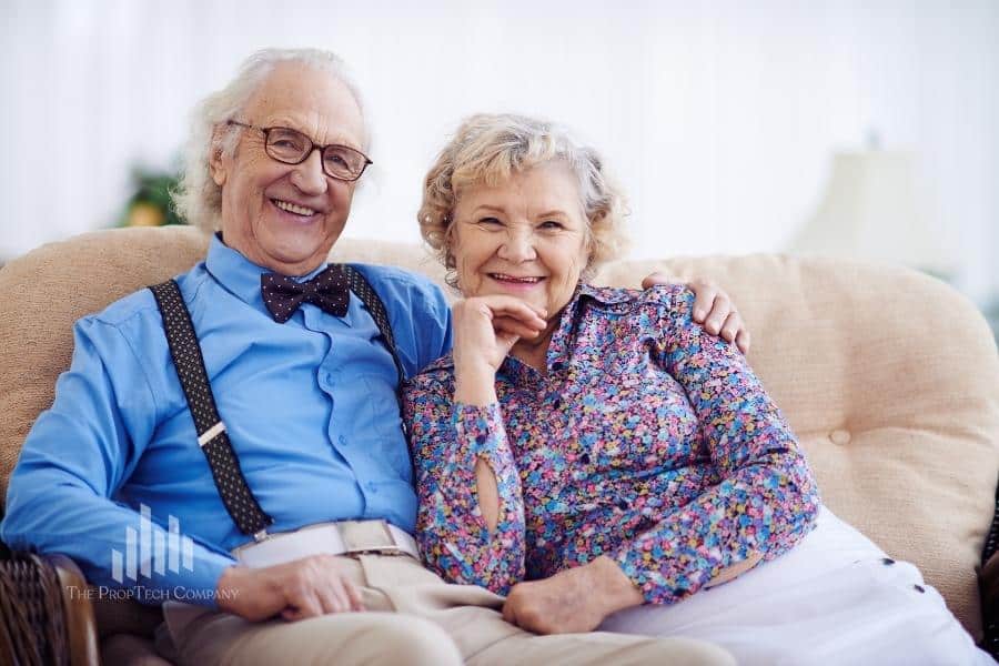 Coppia di anziani in casa dopo la pensione